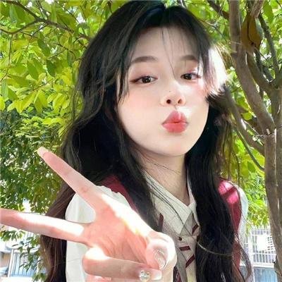 穿一只红鞋的男人